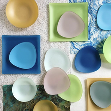 Load image into Gallery viewer, Set of 4 Recycled SeaGlass Triangle Plates Eco-Friendly Beauty And Health For Cookers
